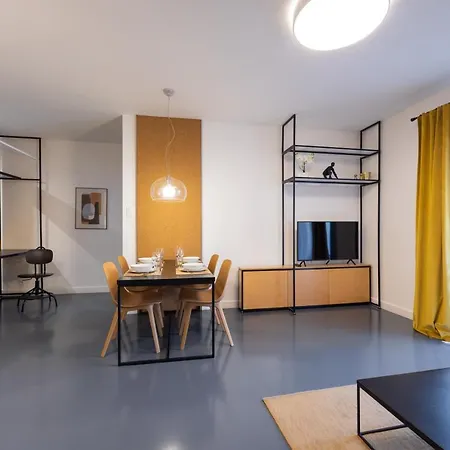 Apartment Stylish Apt - Free Parking - Fast Internet- King Bed - Close To Everything
