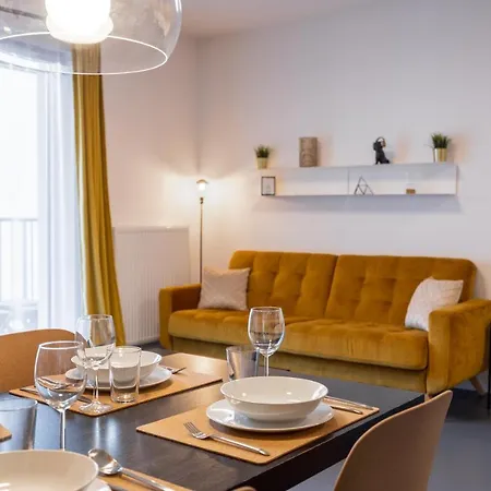 Stylish Apt - Free Parking - Fast Internet- King Bed - Close To Everything Poznan