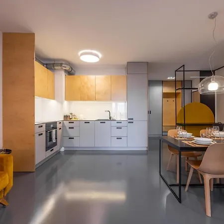 Apartment Stylish Apt - Free Parking - Fast Internet- King Bed - Close To Everything *