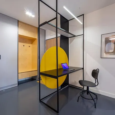 Stylish Apt - Free Parking - Fast Internet- King Bed - Close To Everything Apartment