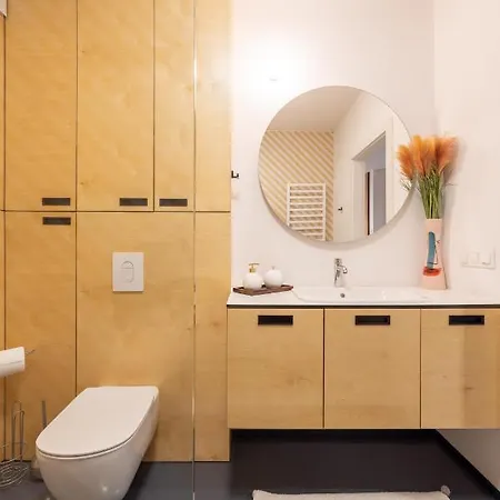 Stylish Apt - Free Parking - Fast Internet- King Bed - Close To Everything Apartment Poznan