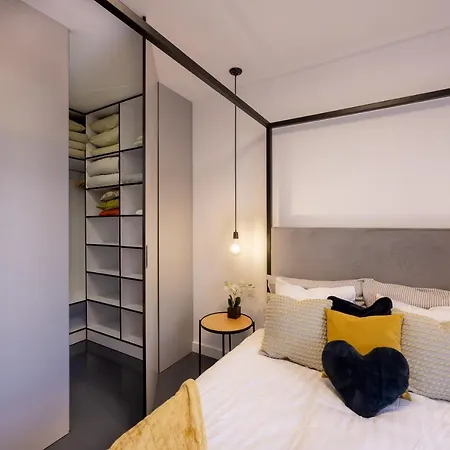 Stylish Apt - Free Parking - Fast Internet- King Bed - Close To Everything * Poznan